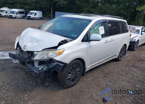 2015 Toyota Sienna Xle Premium 8 Passenger z USA, uszkodzony, nr VIN 5TDYK3DC4FS531226